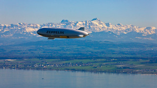 Zeppelin am Bodensee mit dem Säntis in Hintergrund