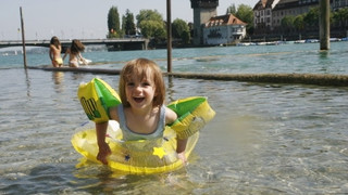 Schwimmen im Rheinstrandbad Konstanz am Bodensee