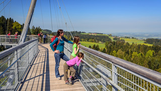 Familienfreude im Skywalk Allgäu in der Nähe vom Bodensee