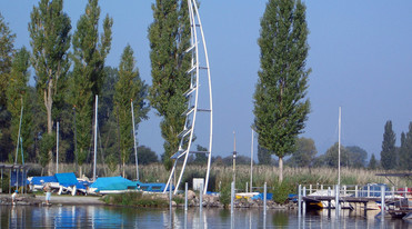 Hafen in Moos mit Solarturm am Bodensee