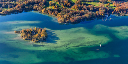 Die Roseninsel und der Flachwasserbereich um sie herum bilden zusammen die UNESCO Fundstelle. | © © BLfD, Foto: K. Leidorf