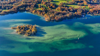 Die Roseninsel und der Flachwasserbereich um sie herum bilden zusammen die UNESCO Fundstelle. | © © BLfD, Foto: K. Leidorf