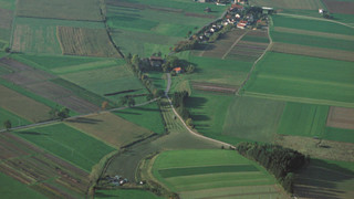 Luftbild der benachbarten Siedlung von Unfriedshausen (im Vordergrund) und Pestenacker  | © © BLfD, Foto: K. Leidorf