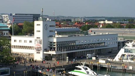 Außenansicht Hafenbahnhof Friedrichshafen vom Molenturm  | © Hans-Peter Schwanke
