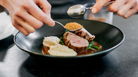 Anrichten Senfkaviar im Restaurant Mizzigreen Frastanz | © Angela Lamprecht / Vorarlberg Tourismus