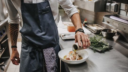 Forelle, Holunder & Spargel mit Dill-Marinade von Jonathan Burger im Gasthof Hotel Hirschen in Schwarzenberg | © Angela Lamprecht / Vorarlberg Tourismus