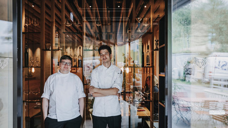 Markus Gitterle und Tobias Schöpf im Restauran Fuxbau in Stuben am Arlberg | © Angela Lamprecht / Vorarlberg Tourismus