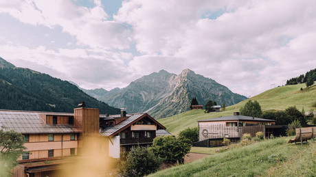 Außenansicht des Naturhotel Chesa Valisa im Kleinwalsertal | © Naturhotel Chesa Valisa