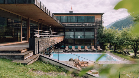 Pool des Naturhotel Chesa Valisa im Kleinwalsertal | © Naturhotel Chesa Valisa 