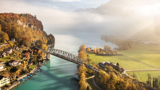 Luzern-Interlaken Express auf der Aerebrücke, Berner Oberland | © Simon + Kim