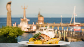 Restaurant in the harbour of Constance | © Marketing und Tourismus Konstanz GmbH, Dagmar Schwelle