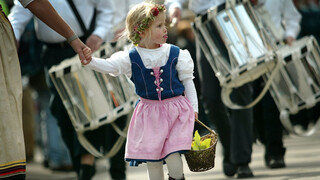 Mädchen in traditioneller Tracht in Oberschwaben am Bodensee