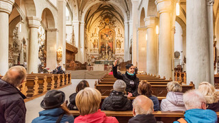 Bodensee Kirchenbesucher: Führung im Konstanzer Münster | © Photo: Dagmar Schwelle