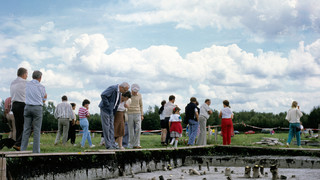Besucher an der Fundstätte "Siedlung Forschner"